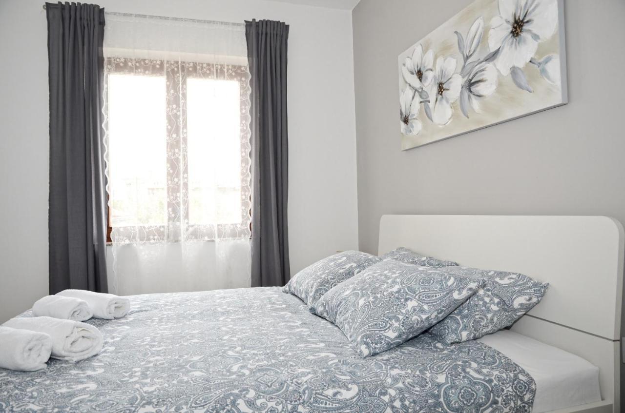 Family Friendly Apartments With A Swimming Pool Povljana, Pag - 244 Zewnętrze zdjęcie
